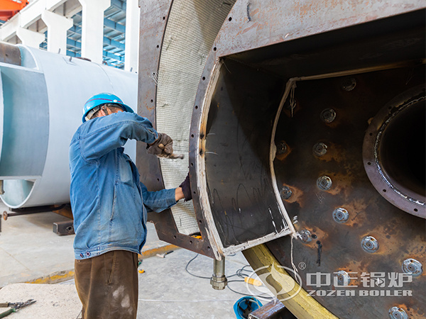 正在用硅酸鋁纖維進行爐體保溫的中正燃氣鍋爐